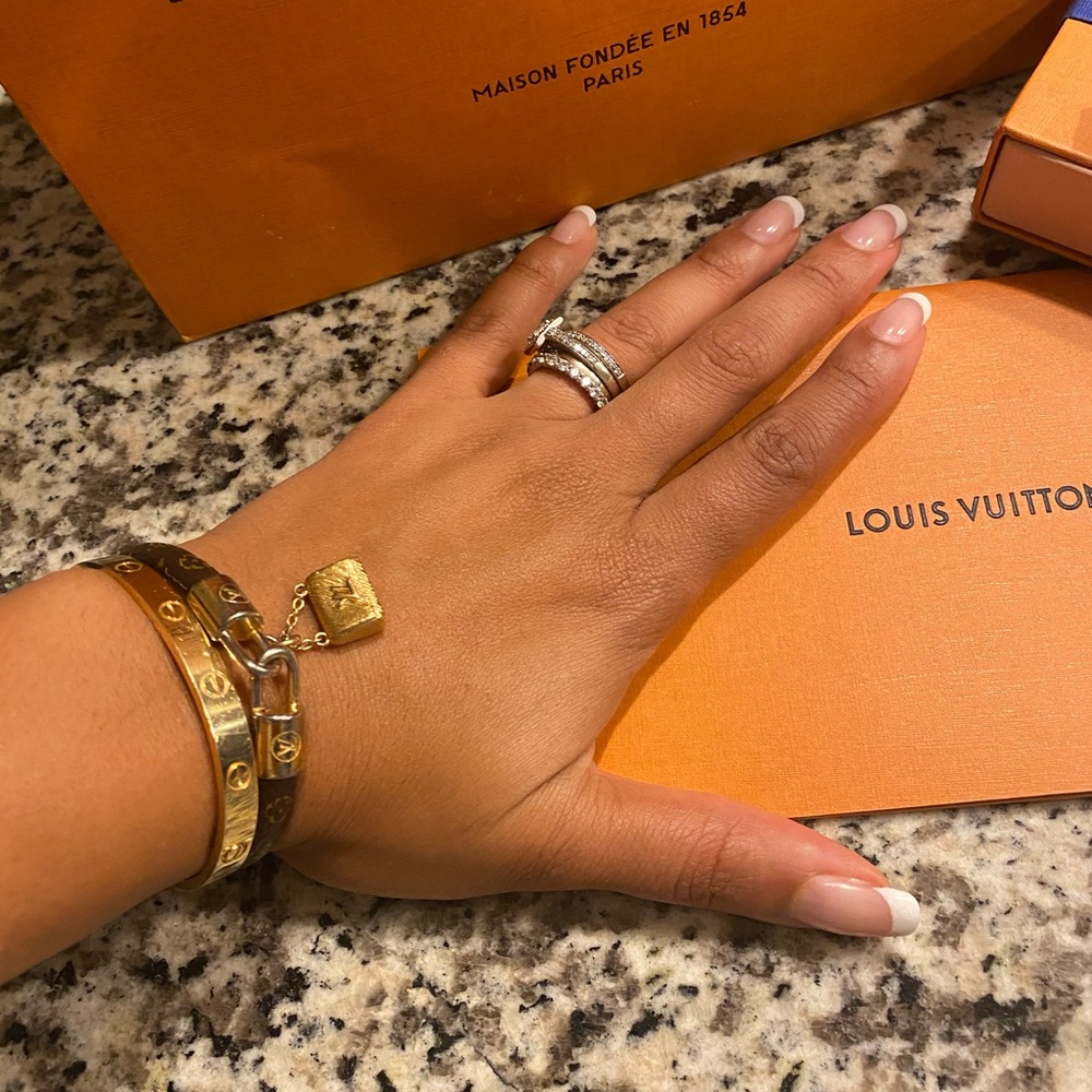Louis Vuitton trunk bracelet size 17